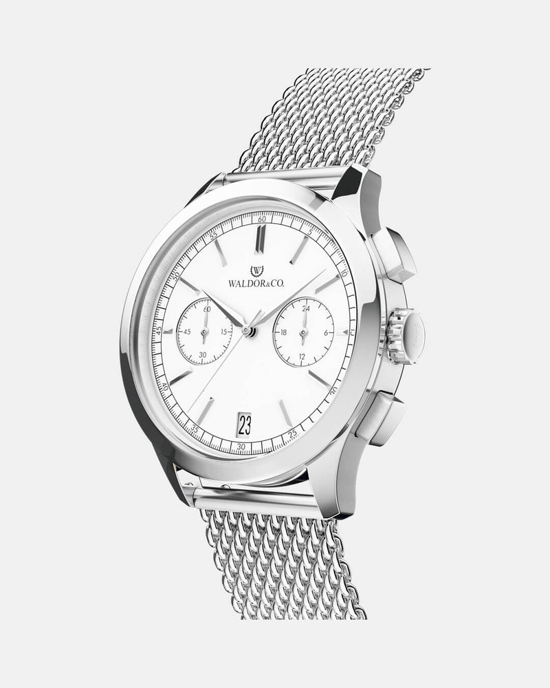A round mens watch in rhodium-plated silver from Waldor & Co. with white sunray dial and a second hand. Seiko movement. The model is Chrono 44 Sardinia 44mm.
