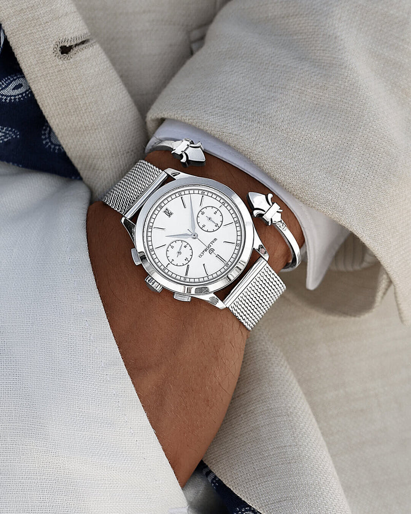 A round mens watch in rhodium-plated silver from Waldor & Co. with white sunray dial and a second hand. Seiko movement. The model is Chrono 44 Sardinia 44mm.